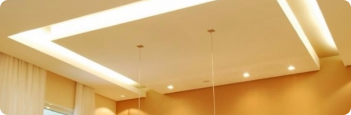 Imagem de um teto em gesso com iluminação amarela